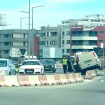 galerie foto accident rutier la hanul piratilor o masina s a urcat pe parapetul despartitor 67fba7dc59ca2
