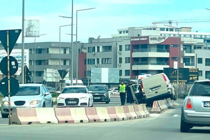 galerie foto accident rutier la hanul piratilor o masina s a urcat pe parapetul despartitor 67fba7dc59ca2
