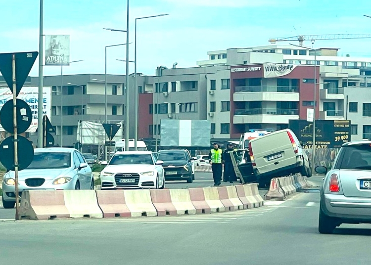 galerie foto accident rutier la hanul piratilor o masina s a urcat pe parapetul despartitor 67fba7dc59ca2