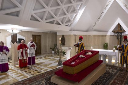 galerie foto vaticanul a facut publice primele imagini cu trupul papei francisc 680790e132324