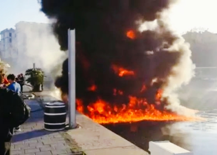 incendiu in portul tomis din constanta o ambarcatiune a luat foc 6804e9331cd4c