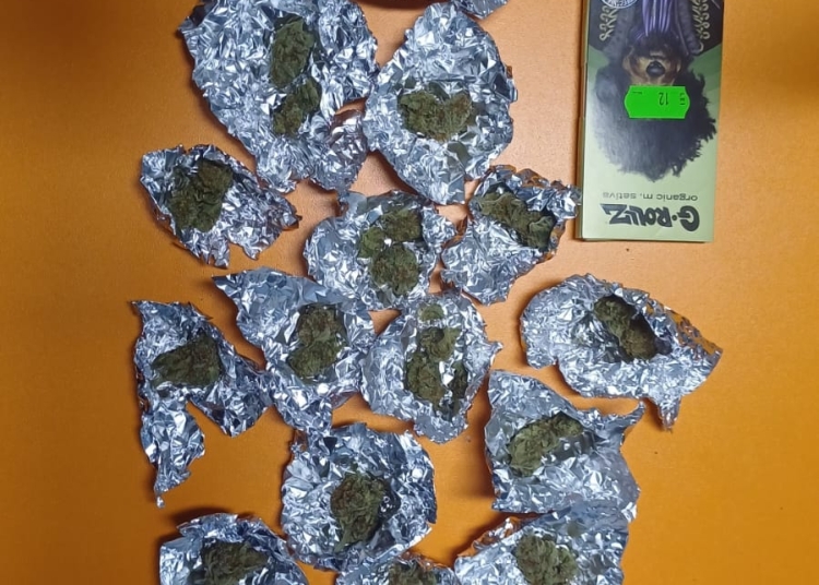 jandarmii de la gruparea mobila au prins un barbat care avea asupra lui substante psihoactive 680b29fb44226