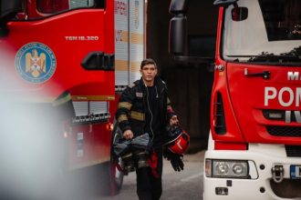 mobilier ars fum dens si o proprietara in stare de soc incendiu intr un bloc din constanta provocat de o candela aprinsa 6805f6bad5ec2