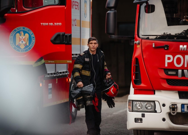mobilier ars fum dens si o proprietara in stare de soc incendiu intr un bloc din constanta provocat de o candela aprinsa 6805f6bad5ec2