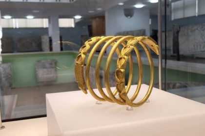 o noua bratara dacica de aur braconata din zona sarmizegetusa regia a fost prezentata la muzeul national de istorie a romaniei constatari 67ffd00d40344