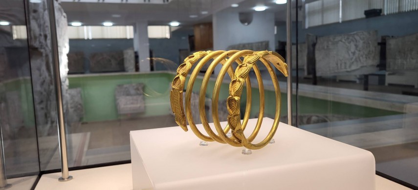 o noua bratara dacica de aur braconata din zona sarmizegetusa regia a fost prezentata la muzeul national de istorie a romaniei constatari 67ffd00d40344