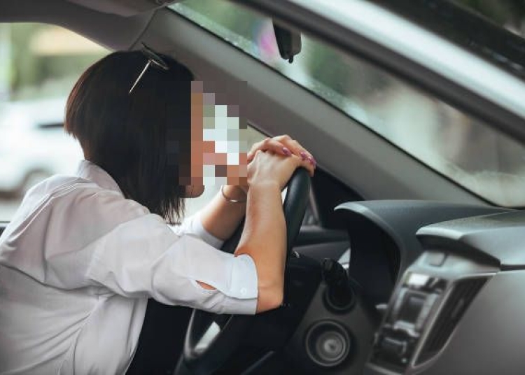 o tanara de 26 de ani si prietenul ei cercetati penal pentru conducere fara permis ambii au condus o masina desi niciunul nu este sofer 680391d4df50b
