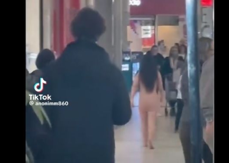 o tanara s a plimbat goala printr un mall din constanta 67ed25fdbe15a