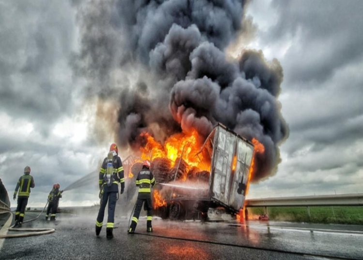 pompierii au intervenit la iesire din constanta unde incarcatura unei remorci a luat foc 67fbb48c6ec9e