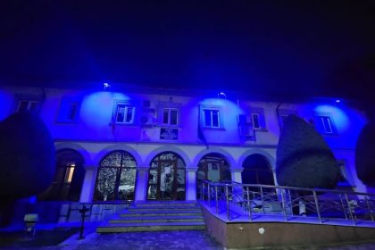 primaria navodari a fost iluminata in albastru pentru a marca ziua internationala a constientizarii autismului 67eed7ab59bed