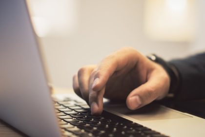 tanara amenintata de iubit ca posteaza poze indecente cu ea daca nu ii da bani adauga taxe pentru trecerea timpului 67f66b0aec196