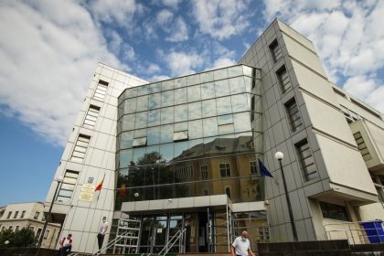 un comisionar vamal din dosarul in care sunt implicati si politisti a incheiat acord de recunoastere cu procurorii dar judecatorii au decis ca pedeapsa e prea blanda 67f0537a4f11c