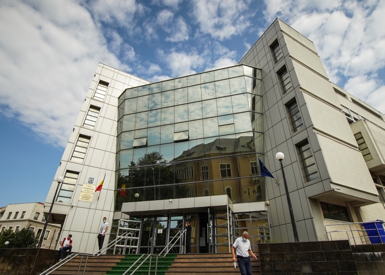 un comisionar vamal din dosarul in care sunt implicati si politisti a incheiat acord de recunoastere cu procurorii dar judecatorii au decis ca pedeapsa e prea blanda 67f0537a4f11c