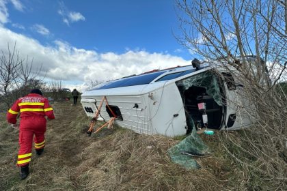 un microbuz plin cu pasageri s a rasturnat la iesirea din pascani spre iasi autoritatile au activat planul rosu de interventie 67f2fc7918487