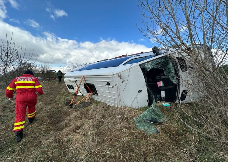 un microbuz plin cu pasageri s a rasturnat la iesirea din pascani spre iasi autoritatile au activat planul rosu de interventie 67f2fc7918487