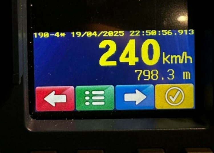 un tanar a fost prins cu o viteza uluitoare pe a2 s a ales cu amenda si permisul i a fost suspendat 68050c598dc6c