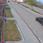 un tanar fara permis a pornit intr o cursa nebuna cu politia in tecuci dupa 2 kilometri s a infipt cu masina intr o movila de pamant 6804fac70ad47