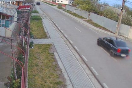 un tanar fara permis a pornit intr o cursa nebuna cu politia in tecuci dupa 2 kilometri s a infipt cu masina intr o movila de pamant 6804fac70ad47