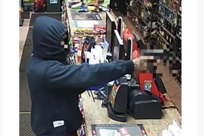vanzatoarea unui magazin din constanta amenintata cu un pistol cei doi hoti au reusit sa fuga cu banii 67f21d874cdf7