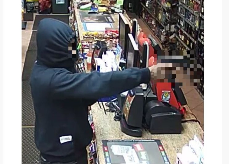 vanzatoarea unui magazin din constanta amenintata cu un pistol cei doi hoti au reusit sa fuga cu banii 67f21d874cdf7