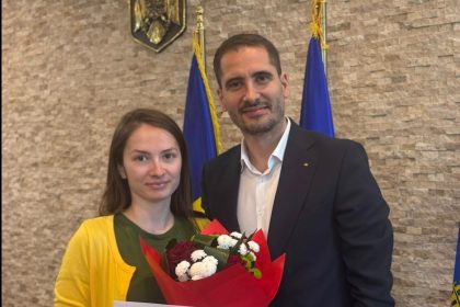 viceprimarul municipiului constanta costin rasauteanu incepand de astazi cardurile bebe trusou ajung in posesia beneficiarilor 681223c41c49d