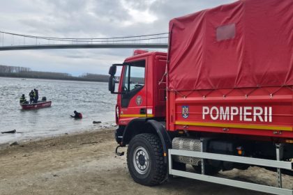 video misiune de salvare pe dunare un tanar de 27 de ani cautat dupa ce barca in care se afla s a rasturnat 680e02ecc7445