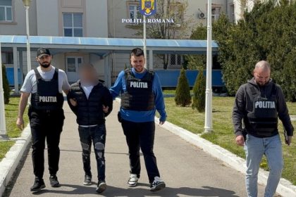 video un individ a fost retinut pentru mai multe furturi din magazine si din buzunare 67ffc2d73889e