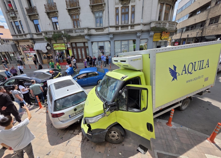 accident rutier cu mai multe autovehicule in centrul orasului constanta o persoana a ramas incarcerata 683843532dc1a