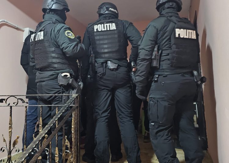 ancheta interna in mai dupa ce mascatii au descins la o adresa gresita si i au rupt mana unui batran 681dbd6f82fb8