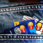 cardurile romanilor alimentate cu 300 de lei cine va primi bani mai multi dar si sprijin financiar pentru cazare si transport 6821e20ba7195