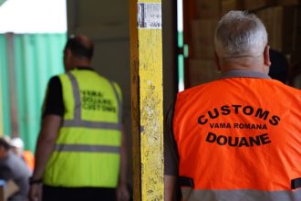 fostul vames care a sustras si inghitit un document in timpul unui flagrant al procurorilor care documentau fapte de coruptie incearca sa scape de arest 6823d56a2ec16