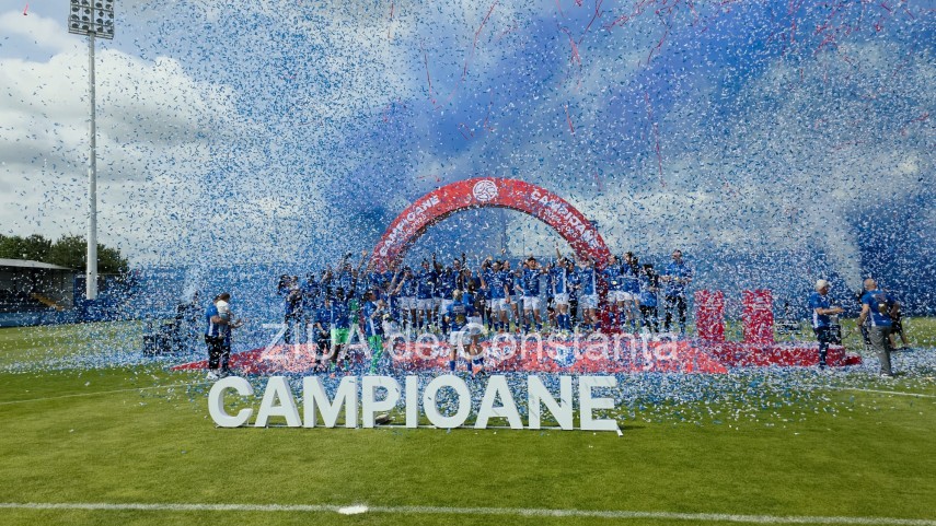 fotbalistele de la farul au primit trofeul de campioane fotovideo 6831ba1f2b0b4