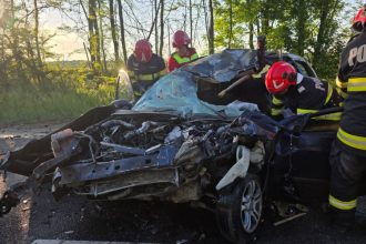 galerie foto accident rutier teribil cu 3 masini la iesire din costinesti o persoana a murit 682ac1f4d84fb