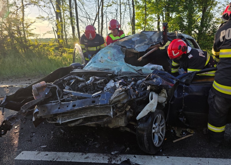 galerie foto accident rutier teribil cu 3 masini la iesire din costinesti o persoana a murit 682ac1f4d84fb