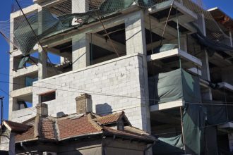galerie foto gigi uda costica si george halep aproape de finalizarea blocurilor lipite de casele din centrul orasului 6812a04a9d9f4