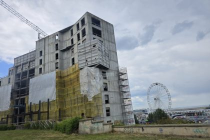 galerie foto lucrarile la blocul cu noua etaje pata gri din portul tomis avanseaza intr un ritm sustinut 682e6033a0284