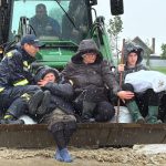 galerie fotovideo zeci de localitati afectate de ploi si inundatii la botosani oamenii au fost evacuati din case cu excavatorul 6836e3b8a85d0