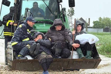 galerie fotovideo zeci de localitati afectate de ploi si inundatii la botosani oamenii au fost evacuati din case cu excavatorul 6836e3b8a85d0