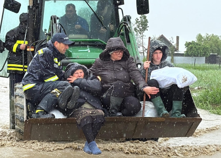 galerie fotovideo zeci de localitati afectate de ploi si inundatii la botosani oamenii au fost evacuati din case cu