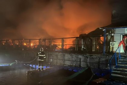 incendiu la o pensiune din delta a luat foc acoperisul din stuf 682d6543a8060