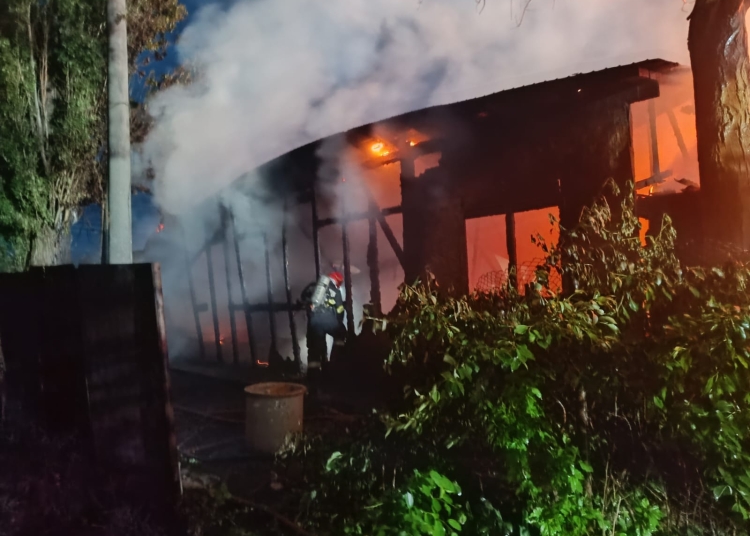 incendiu puternic in zona cfr palas o hala s a facum scrum 682ebdca8ec12