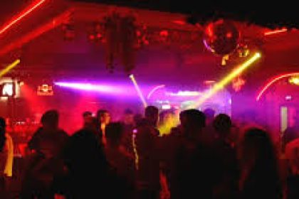 indivizii care au injunghiat doua persoane in fata clubului heavens au fost trimisi in judecata pentru tentativa la omor calificat 6834f8308826c