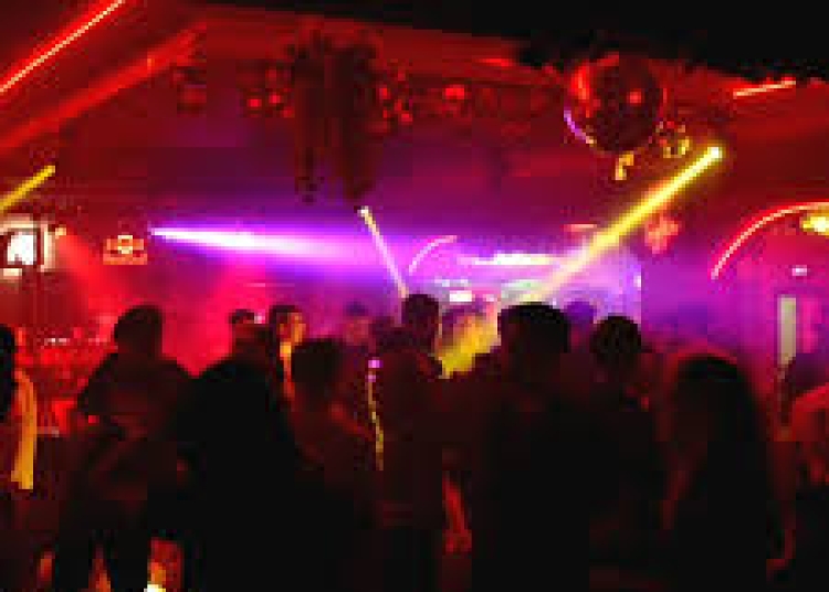 indivizii care au injunghiat doua persoane in fata clubului heavens au fost trimisi in judecata pentru tentativa la omor calificat 6834f8308826c