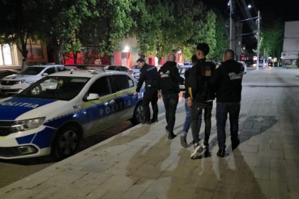 mai multi tineri din medgidia au furat bijuterii si o masina de la un barbat pe care l au si batut 6815f1bfdf534