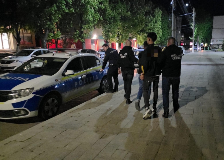 mai multi tineri din medgidia au furat bijuterii si o masina de la un barbat pe care l au si batut 6815f1bfdf534