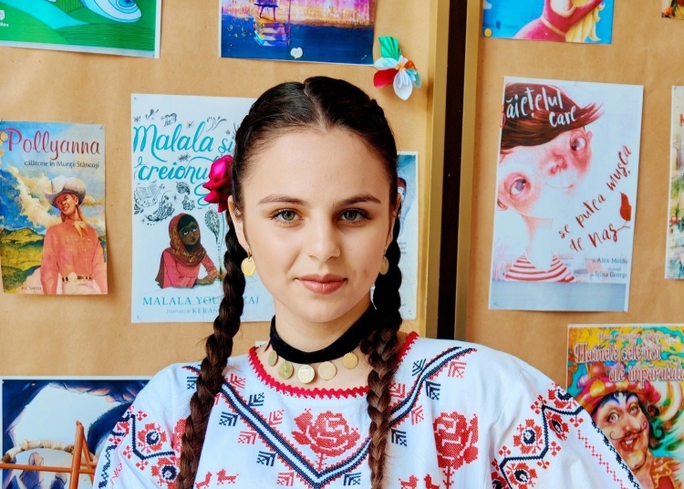 mandria navodariului iulia pistea o voce care pastreaza vie traditia romaneasca a cucerit scena folclorica de la medgidia si a obtinut locul ii la festivalul chip de copil 6826daa836439