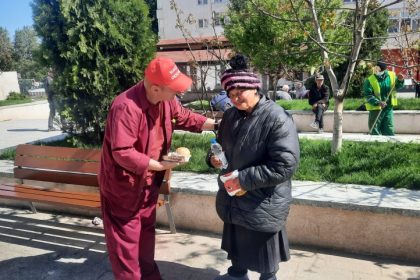 mititei si mangaiere pentru oamenii strazii oferite de asociatia suflete deschise 681340f503cee