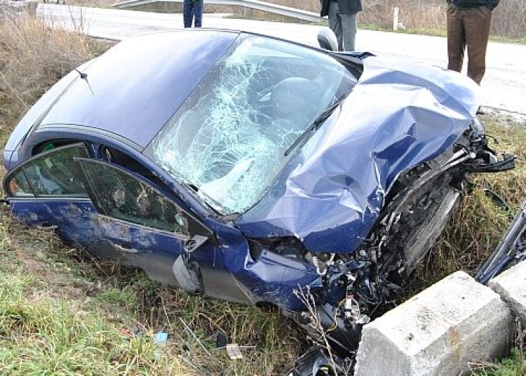 o masina a intrat intr un cap de pod pe dj 381 un tanar a ajuns la spital 683167d60e744