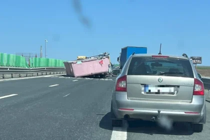 o remorca care transporta o piscina s a rasturnat pe a2 traficul rutier este restrictionat 6825e5ec40f29