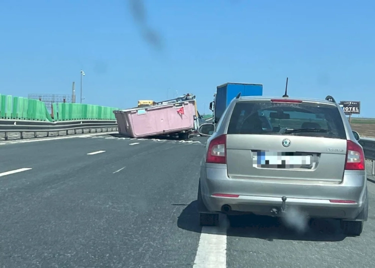 o remorca care transporta o piscina s a rasturnat pe a2 traficul rutier este restrictionat 6825e5ec40f29